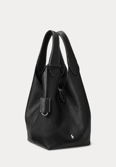 Zwarte gestructureerde leren tote tas met twee handvatten, witte stiksels en een klein wit paardenlogo nabij de basis.