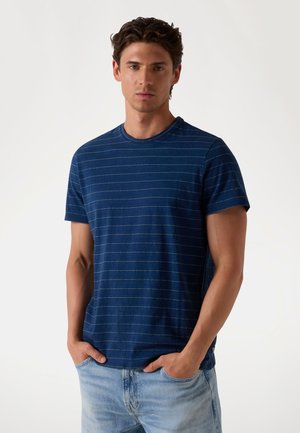 T-shirt blu navy con sottili strisce orizzontali bianche, colletto rotondo, maniche corte e vestibilità comoda. Realizzato in un tessuto morbido.
