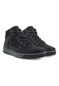 Zapatillas altas negras que presentan una combinación de materiales de ante y malla, con suelas de goma texturizada en gris y cordones negros con un patrón.