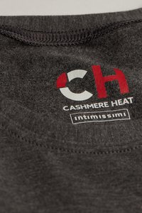 Tmavě šedé tričko z cashmere směsi s kulatým výstřihem a logem s červenými a bílými akcenty, které zní "Cashmere Heat Intimissimi."