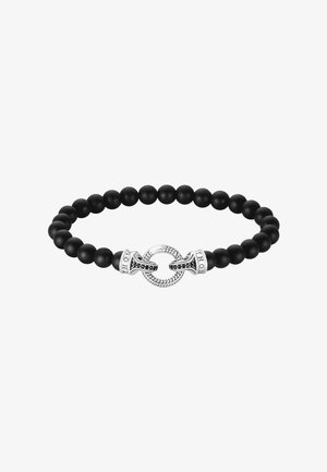 Schwarzes Perlenarmband mit rundem silbernem Verschluss, der auf jeder Seite filigrane Muster und eingravierten Text aufweist.