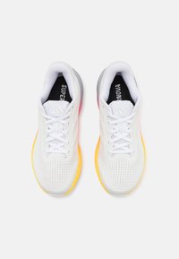 adidas Performance SUPERNOVA RISE - Hardloopschoenen voor op de weg - footwear white/crystal white/lucid pink