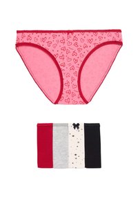 Rosafarbene Unterwäsche mit roten Herzmustern und roten Akzenten. Darunter befindet sich ein Mehrfachpack mit rotem, grauem, cremefarbenem Stoff mit Sternen und schwarzem Stoff im flachen Design.