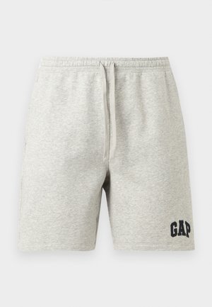 Shorts en coton gris clair avec taille élastique, cordon de serrage et logo "GAP" sur la jambe inférieure gauche, présentés sur un fond blanc.