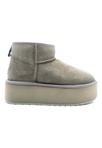 Stivaletto in suede grigio con punta arrotondata e suola platform spessa. Presenta dettagli di cucitura e un pratica linguetta sul retro per indossarlo facilmente.