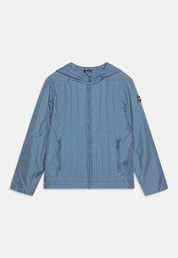 Giacca azzurro chiaro con cappuccio, design trapuntato, due tasche con zip e un emblema del marchio sulla manica sinistra. Materiale liscio e leggero.