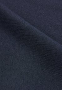 Námořnická modrá textilie s hladkým, mírně texturovaným povrchem a úzkým, paralelním žebrováním. Tkanina je složena, což ukazuje jemnou hloubku a lesk.