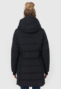 Schwarze gepolsterte Jacke mit Kapuze, ausgestattet mit einem taillierten Schnitt, strukturiertem Stoff und horizontalen Steppnähten. Die Rückansicht zeigt ein nahtloses Design.