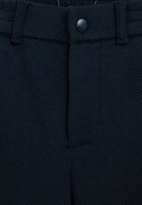 Mørkeblå bukser i struktureret stof med en knaplukning, der har et subtilt diagonalt vævemønster og en klassisk pasform.