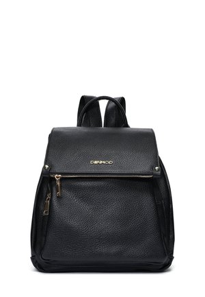 Schwarzer Leder-Rucksack mit strukturiertem Design, texturiertem Oberflächen, goldfarbenen Beschlägen und einer vorderen Reißverschlusstasche. Doppelte Schulterriemen.
