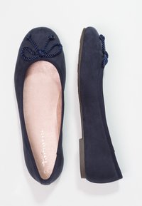 Marina blå mocka balettklackar med rund tå, dekorativa rosettaccenter och en mjuk rosa innersula. Har en låg, platt sula.