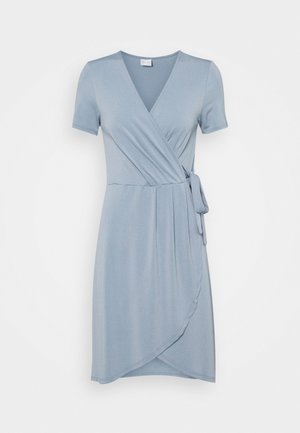 Lichtblauwe wikkeljurk met korte mouwen en zijstrik, met een V-hals en asymmetrische zoom.