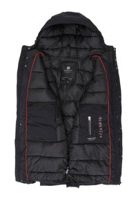 Juodas pūstinis švarkas, pamušalu su deimanto raštu. Yra raudono apvado, vidinės kišenės ir etiketė su priežiūros instrukcijomis.