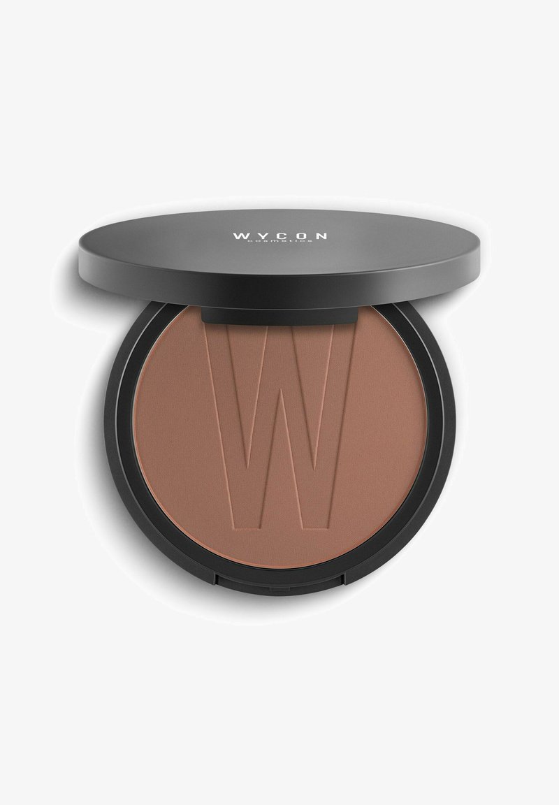 Bronzer W.Y.C.O.N. con finitura in polvere opaca marrone chiaro, contenuto in un compatto rotondo nero con una "W" in rilievo sulla superficie.