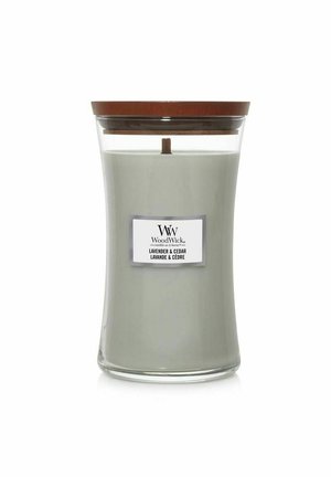 Glaslygte med trævæge og brun låg, mærket WoodWick Lavender & Cedar duft i grå voks.