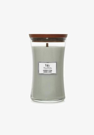 Glaslygte med trævæge og brun låg, mærket WoodWick Lavender & Cedar duft i grå voks.