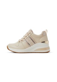 Sneaker beige avec des accents brillants, une tige texturée, un système de laçage, une semelle compensée et une bande décorative avec un motif géométrique.