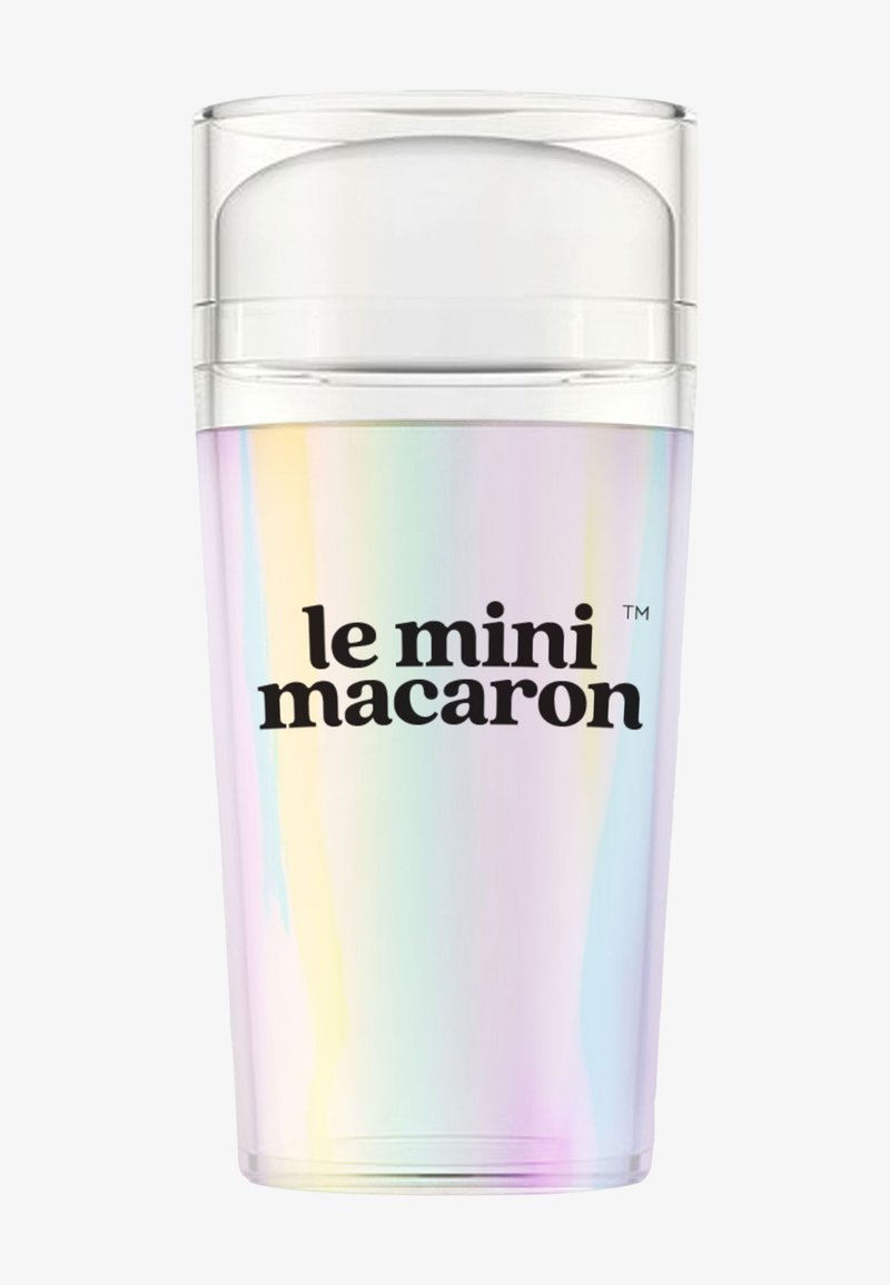 Gobelet en plastique transparent irisé avec couvercle clair, texte noir « le mini macaron » centré à l'avant.