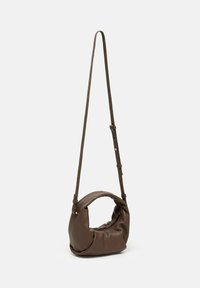 Borsa a spalla in pelle marrone con forma curva, tracolla regolabile e texture arricciata, con un piccolo dettaglio in oro.