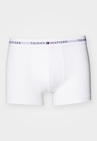 Weiße Baumwollboxershorts mit körpernaher Passform. Mit einem grauen Bund, der mit dem Text und dem Logo von "TOMMY HILFIGER" in Rot und Blau verziert ist.