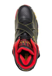 Zapatillas altas de cuero negro con acentos rojos. Presentan costuras amarillas, correas cruzadas y un interior acolchado. Punta perforada y marcado de la marca.