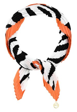 Skládaný hedvábný šátek s abstraktním vzorem v černé, bílé a oranžové barvě, uvázaný do smyčky s malým zlatým kulatým přívěskem na konci.