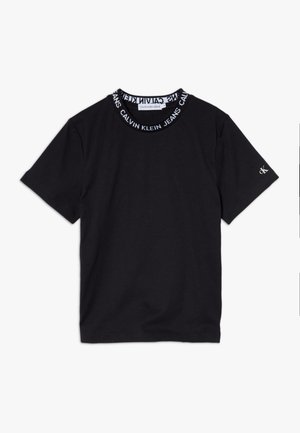 Zwarte T-shirt met korte mouwen met de tekst "Calvin Klein Jeans" rond de kraag en klein "cK"-logo op de linkermouw.