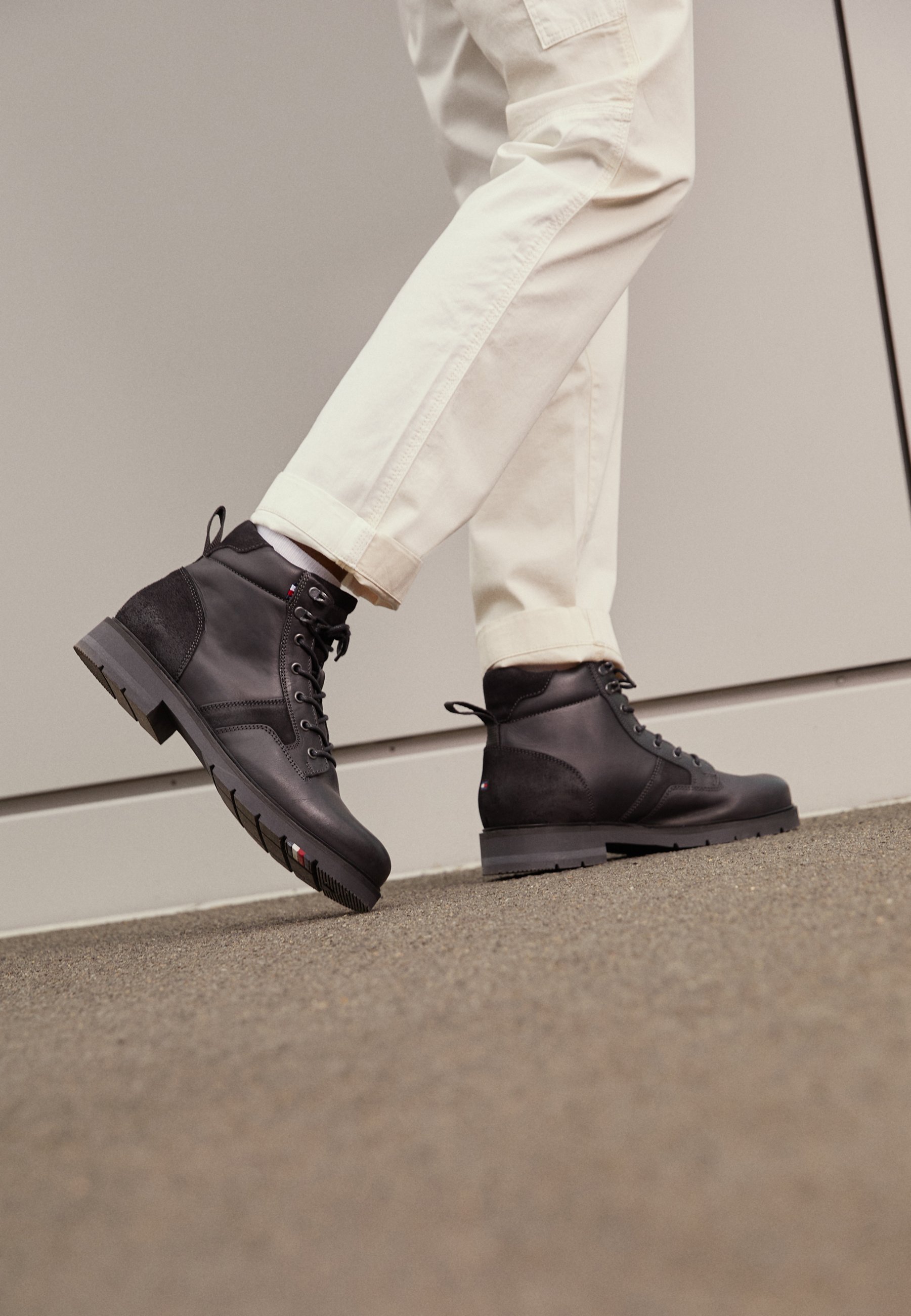 Tommy Hilfiger MIX OUTDOORBOOT - Botines con cordones - black/negro -  Zalando.es