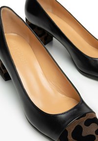 Décolleté neri in pelle con punta tonda e un accents in suede leopardato sulla parte anteriore. Il design con tacco a blocco offre stabilità.