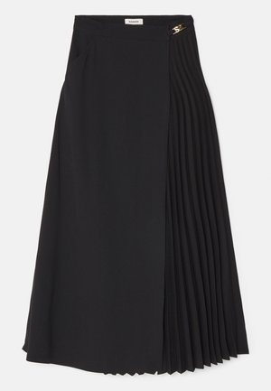 Zwarte midi-rok met een geplooid ontwerp aan één kant, gemaakt van lichtgewicht stof met een verborgen ritssluiting en zijzakken.