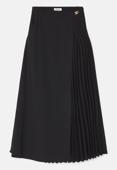 Jupe midi noire avec un design plissé sur un côté, fabriquée en tissu léger, dotée d'une fermeture éclair cachée et de poches latérales.