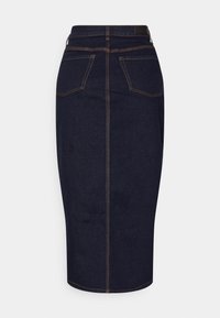 Ołówkowa spódnica dżinsowa w ciemnym niebieskim kolorze, o długości do połowy łydki, z dwoma tylniami kieszeniami, widocznym przeszyciem i gładką fakturą.