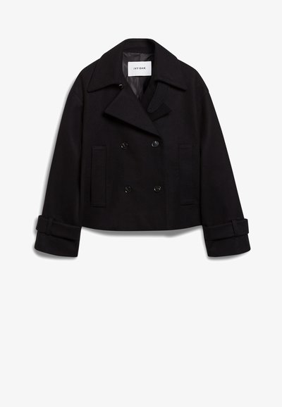 Palton scurt negru dintr-un amestec de lână, cu un design cu dubla închidere, rever mari și detalii cu nasturi. Mânici cu manșete și benzi.