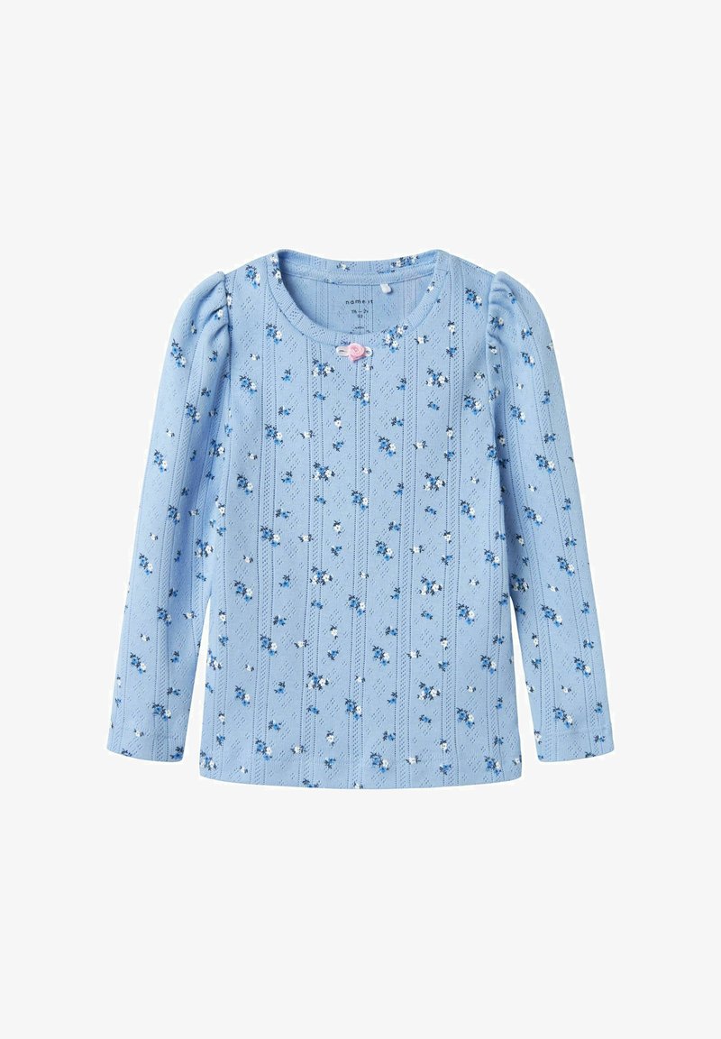 Ljusblå långärmad babytopp med små vita och blåa blommönster samt en rosa rosdekoration nära halsringningen.