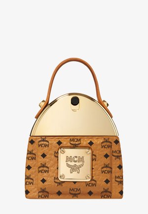 Petit sac à main en cuir marron avec logos MCM noirs, garnitures en métal doré et une poignée supérieure.