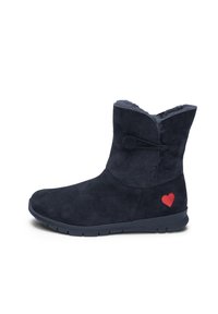Marineblaue Wildleder-Stiefelette mit weichem Innenfutter, rundem Zehenbereich und einem roten, aufgestickten Herz-Akzent an der Seite. Verfügt über eine flexible Sohle.