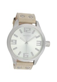 Montre en métal argenté avec un cadran rond, bracelet en cuir beige, grands chiffres arabes et un design minimaliste avec des accents métalliques.