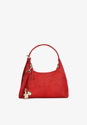 Borsa rossa realizzata in tessuto morbido e strutturato con una forma curva. Presenta un manico singolo e dettagli in metallo dorato.