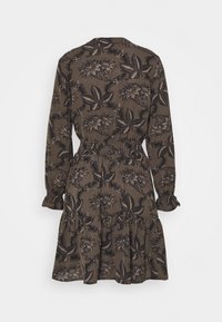 Hnědé šaty s květinovým vzorem, dlouhými rukávy, stahovaným pasem a vícevrstvým volánkovým lemem. Mají měkkou, strukturovanou tkaninu.