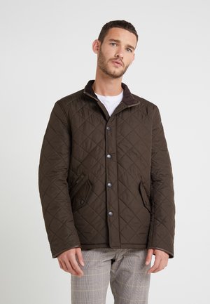 Bruine gevoerde jas met een opstaande kraag, drukknoopsluiting, zijzakken en een gladde textuur, gecombineerd met een getailleerde broek.