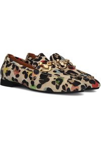 Leopardprint instappers van gestructureerd suede, voorzien van een gouden kettingaccent en een zwarte platte zool. Rond design met een instapstijl.