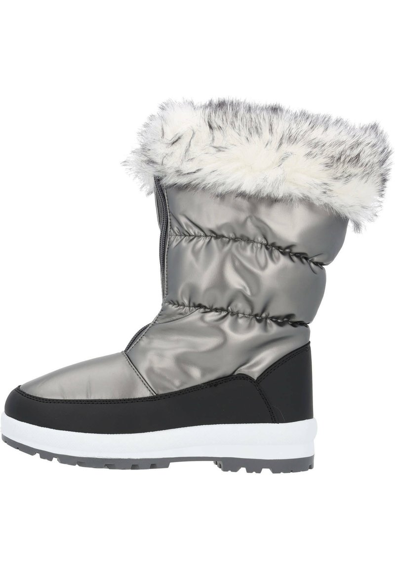 Bota de nieve sintética plateada con ribete de piel sintética, parte superior impermeable, acentos texturizados en negro, suela de goma y media suela blanca acolchada.