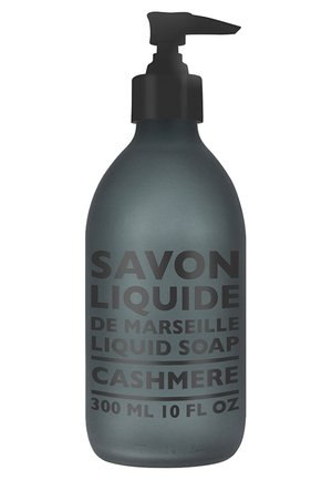 Opake graue Flasche mit einer schwarzen Pumpe, beschriftet mit großen schwarzen Buchstaben "Savon Liquide de Marseille Cashmere", 300 ml Fassungsvermögen.