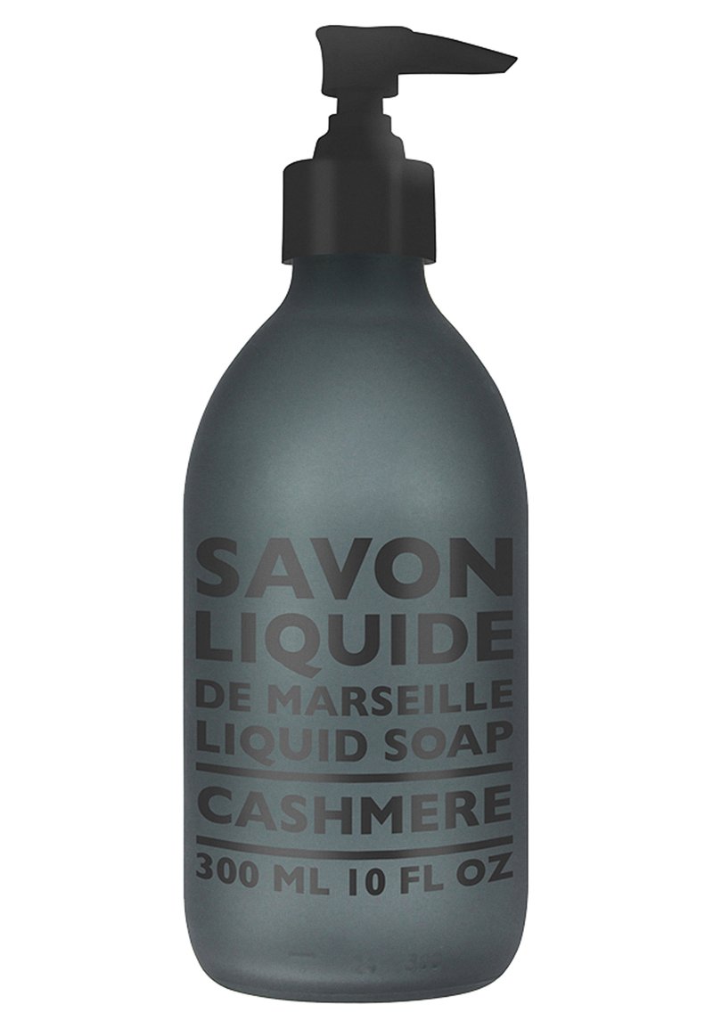 Bottiglia grigia opaca con un erogatore nero, con grande testo nero che etichetta "Savon Liquide de Marseille Cashmere," capacità 300 ml.