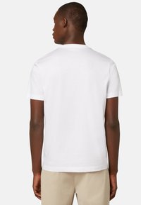 White short-sleeve t-shirt with a crew neck, made of soft cotton, featuring a smooth texture and simple design.
