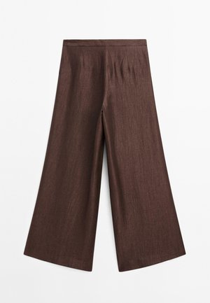 Pantalons à jambelarge en tissu marron riche avec une finition texturée. Comprend une taille lisse et une coupe fluide offrant un ajustement décontracté.