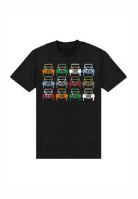 T-shirt nera con una griglia di grafiche di camion colorati in diverse tonalità, tra cui arancione, verde, blu e rosso, con un design a contorno semplice.