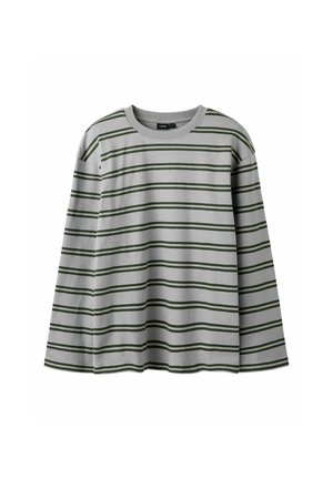 Grå langærmet t-shirt med mørkegrønne vandrette striber og rund halsudskæring, vist på hvid baggrund.