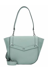 Vaaleansininen nahkalaukku, jonka muoto on rakenteellinen. Laukussa on etuflappu, kontrastivärinen ommel ja irrotettava hihna. Korostettu hopeisilla yksityiskohdilla.