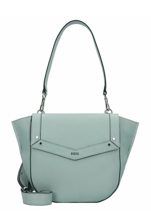 Sac à main en cuir bleu clair avec une forme structurée, présentant un rabat avant, des coutures contrastées et une bandoulière amovible. Accentuée par des ferrures en argent.
